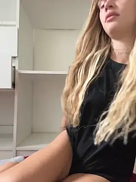 EmiliaCatalina online show from 13, 12, 2025