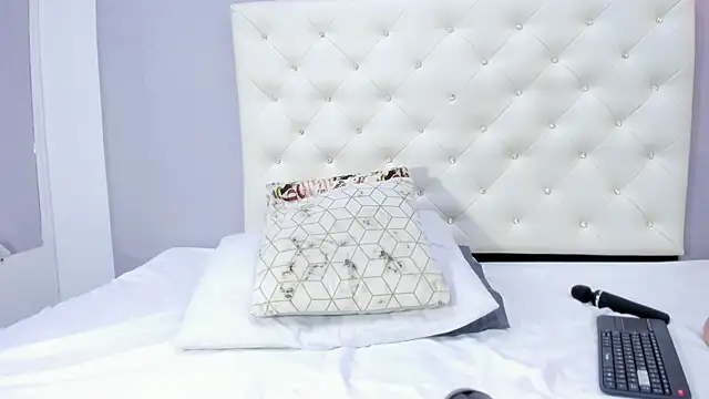 NICOLSKINNY1 online show from 26, 9, 2025