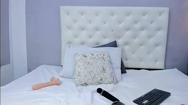 NICOLSKINNY1 online show from 6, 10, 2025