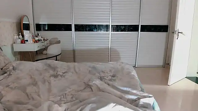 -Lucky Girl online show from 10, 10, 2025