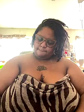 Snapshot of kweenxkarma chatting on 6, 10, 2025 kweenxkarma online show from 6, 10, 2025