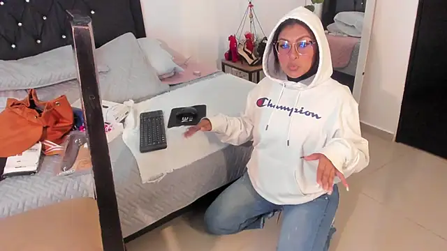 evelynjohnsoon online show from 6, 3, 2025