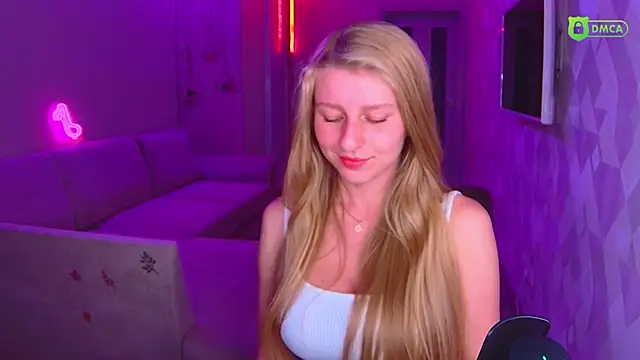 Snapshot of AmaliaQueen chatting on 8, 11, 2025 AmaliaQueen online show from 8, 11, 2025