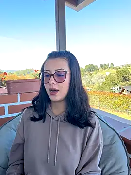 EmaSaenz online show from 10, 9, 2025