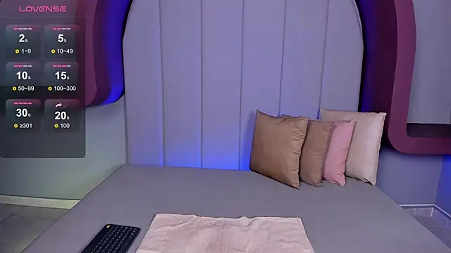 lexiethompson  online show from 19, 9, 2025