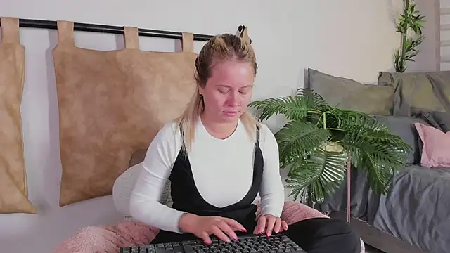 Snapshot of stefanny_ruiz_ chatting on 23, 2, 2025 stefanny ruiz online show from 23, 2, 2025