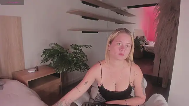 Snapshot of stefanny_ruiz_ chatting on 5, 3, 2025 stefanny ruiz online show from 5, 3, 2025