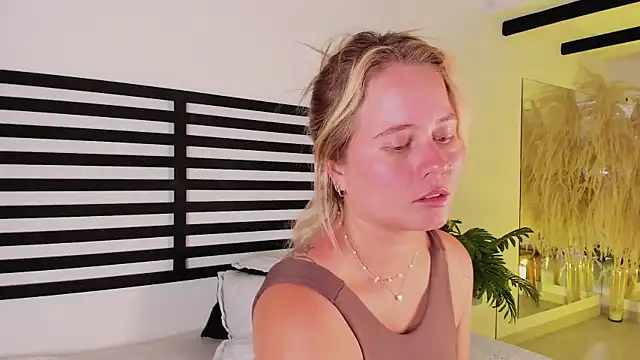 Snapshot of stefanny_ruiz_ chatting on 2, 2, 2025 stefanny ruiz online show from 2, 2, 2025