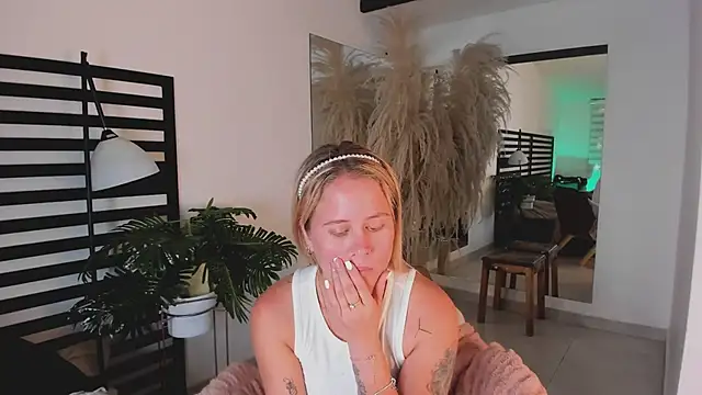 Snapshot of stefanny_ruiz_ chatting on 14, 2, 2025 stefanny ruiz online show from 14, 2, 2025