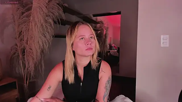 Snapshot of stefanny_ruiz_ chatting on 11, 3, 2025 stefanny ruiz online show from 11, 3, 2025