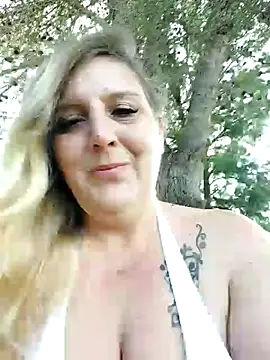 BecciDeluxe online show from 2, 11, 2025