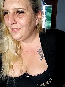 BecciDeluxe online show from 8, 5, 2026