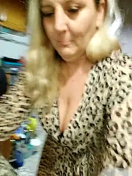 BecciDeluxe online show from 11, 11, 2025