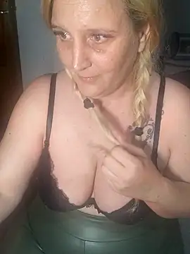 Snapshot of BecciDeluxe chatting on 5, 3, 2026 BecciDeluxe online show from 5, 3, 2026