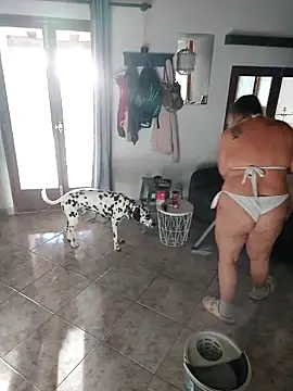 BecciDeluxe online show from 12, 11, 2025