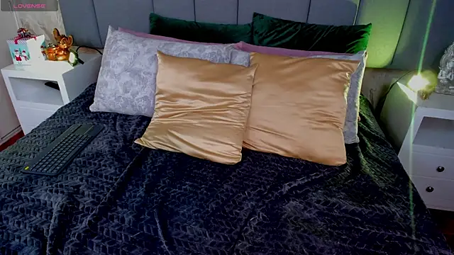 Snapshot of JulianaMiller chatting on 5, 12, 2025 JulianaMiller online show from 5, 12, 2025