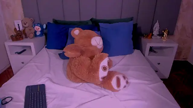 JulianaMiller online show from 4, 3, 2025