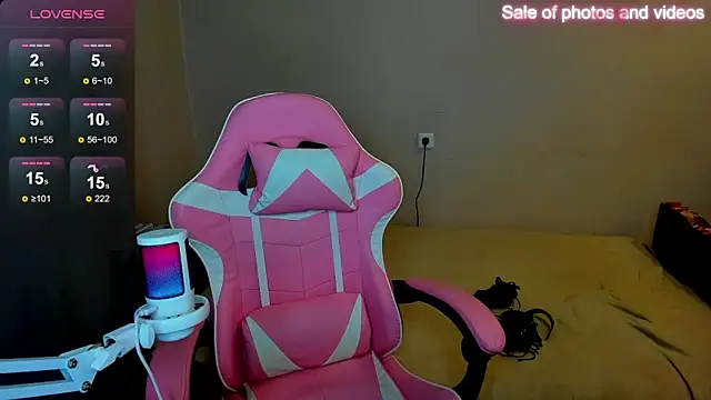 SaraXray online show from 8, 9, 2025