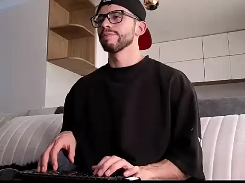 Snapshot of Phantom_Bigger1 chatting on 19, 12, 2025 Phantom Bigger1 online show from 19, 12, 2025