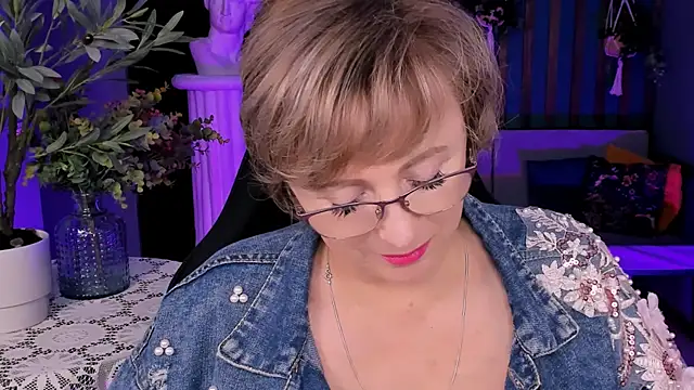 Snapshot of sugar_vivien chatting on 15, 10, 2025 sugar vivien online show from 15, 10, 2025