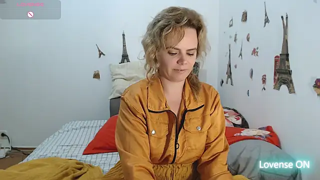 Snapshot of hotmilf4uxxx chatting on 17, 11, 2025 hotmilf4uxxx online show from 17, 11, 2025