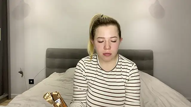 Embersweetbunny online show from 19, 12, 2025