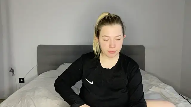 Embersweetbunny online show from 18, 12, 2025