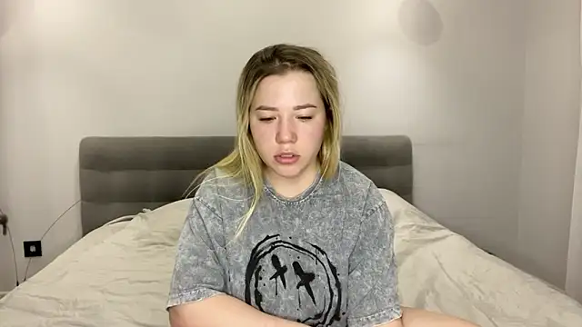 Embersweetbunny online show from 20, 12, 2025