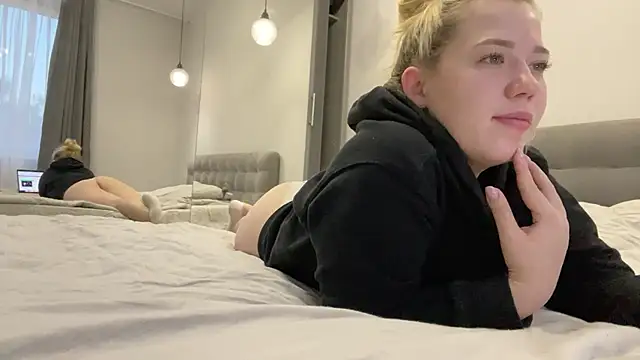 Embersweetbunny online show from 3, 10, 2025