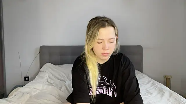 Embersweetbunny online show from 13, 1, 2026