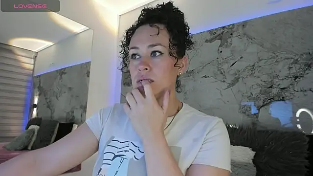 LIZ HOLMES online show from 19, 9, 2025