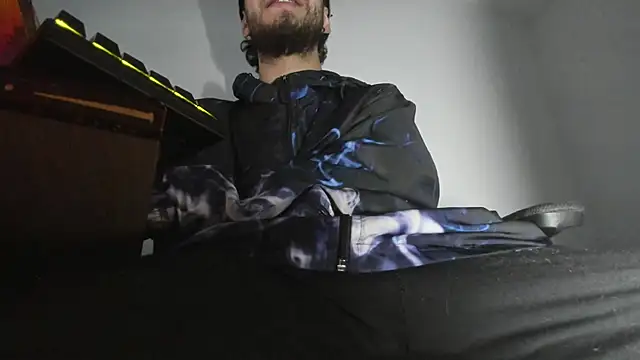 Snapshot of s_sven03 chatting on 31, 10, 2025 s sven03 online show from 31, 10, 2025