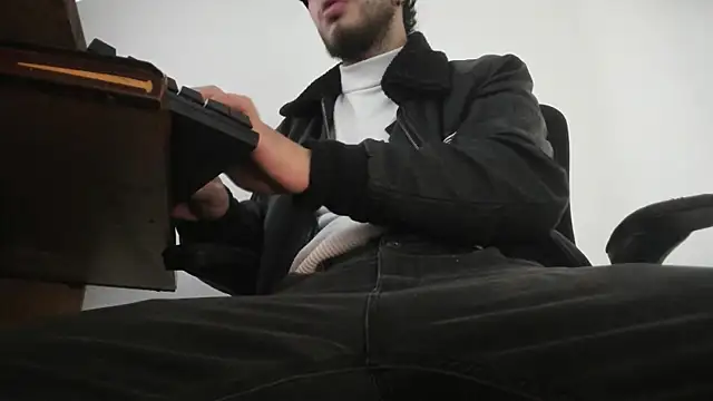 Snapshot of s_sven03 chatting on 17, 10, 2025 s sven03 online show from 17, 10, 2025