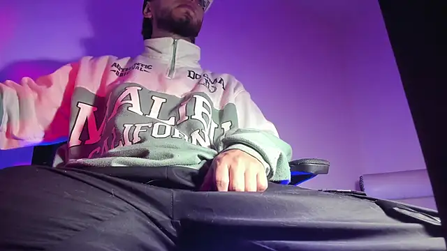 Snapshot of s_sven03 chatting on 22, 11, 2025 s sven03 online show from 22, 11, 2025