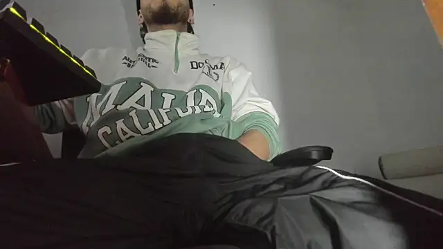 Snapshot of s_sven03 chatting on 17, 11, 2025 s sven03 online show from 17, 11, 2025