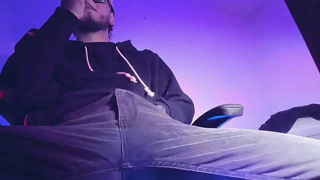 Snapshot of s_sven03 chatting on 23, 11, 2025 s sven03 online show from 23, 11, 2025