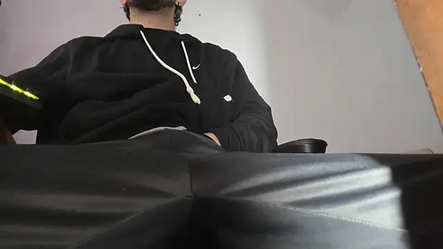 Snapshot of s_sven03 chatting on 14, 11, 2025 s sven03 online show from 14, 11, 2025