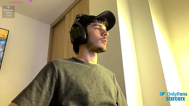 Snapshot of ilytheo chatting on 8, 10, 2025 ilytheo online show from 8, 10, 2025