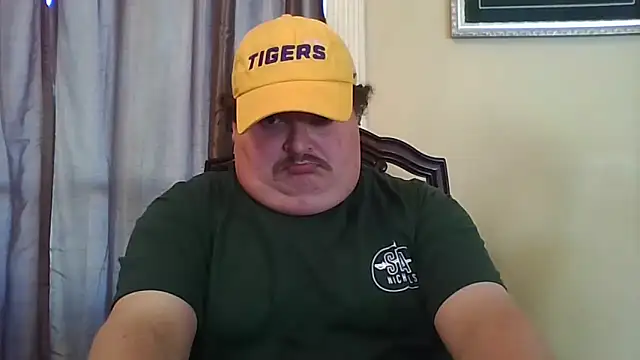 Snapshot of YelpedAverting chatting on 8, 11, 2025 YelpedAverting online show from 8, 11, 2025