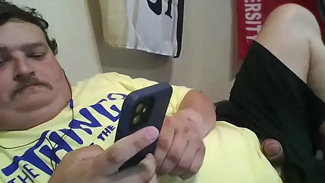 Snapshot of YelpedAverting chatting on 8, 9, 2025 YelpedAverting online show from 8, 9, 2025