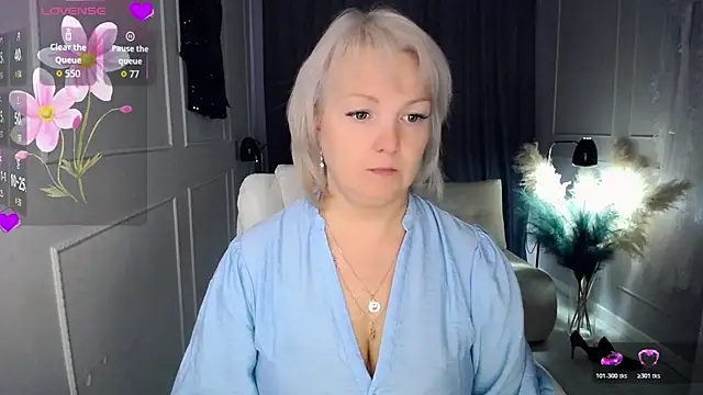 Snapshot of Juarnea chatting on 23, 10, 2025 Juarnea online show from 23, 10, 2025