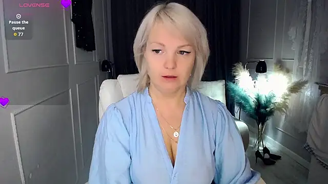 Snapshot of Juarnea chatting on 7, 11, 2025 Juarnea online show from 7, 11, 2025