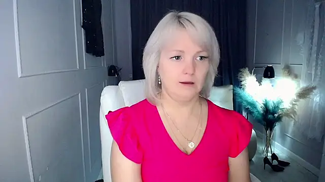 Snapshot of Juarnea chatting on 19, 11, 2025 Juarnea online show from 19, 11, 2025