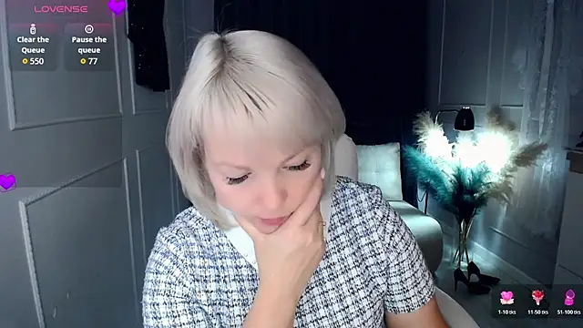 Snapshot of Juarnea chatting on 6, 11, 2025 Juarnea online show from 6, 11, 2025