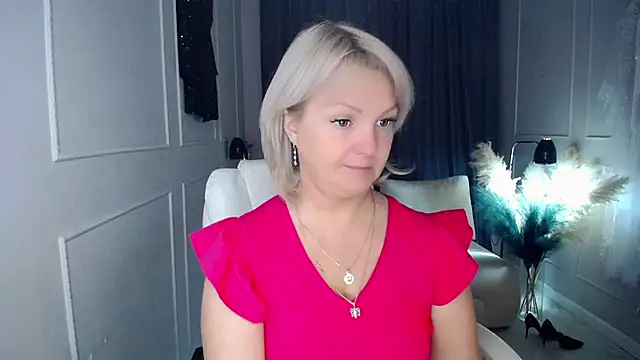 Snapshot of Juarnea chatting on 8, 10, 2025 Juarnea online show from 8, 10, 2025