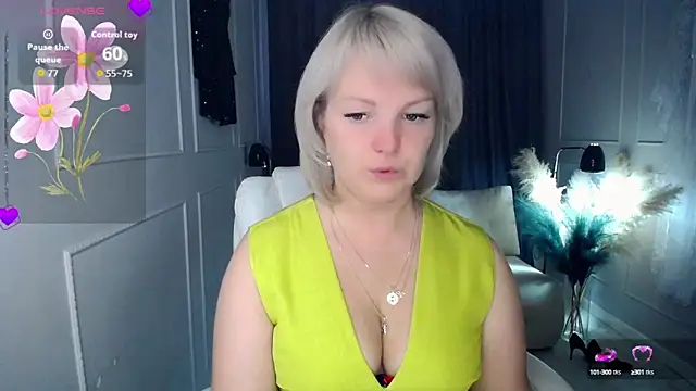 Snapshot of Juarnea chatting on 7, 10, 2025 Juarnea online show from 7, 10, 2025