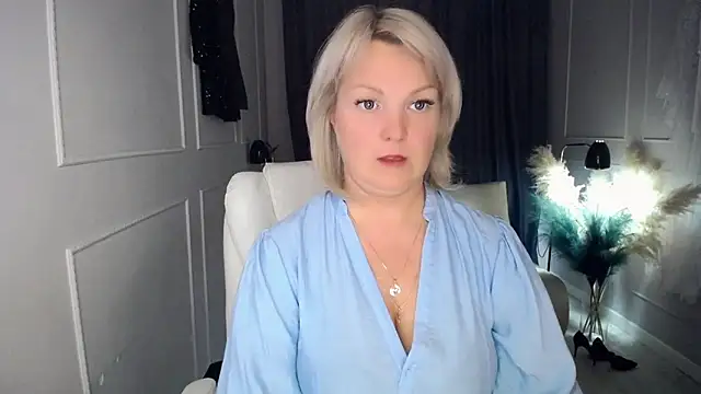 Snapshot of Juarnea chatting on 13, 10, 2025 Juarnea online show from 13, 10, 2025