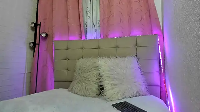 merlinaadams  online show from 3, 3, 2025