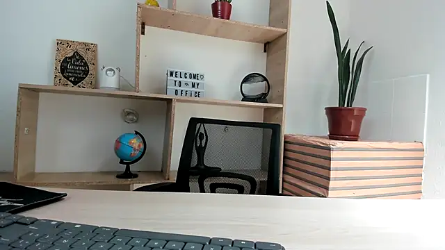 merlinaadams  online show from 1, 10, 2025