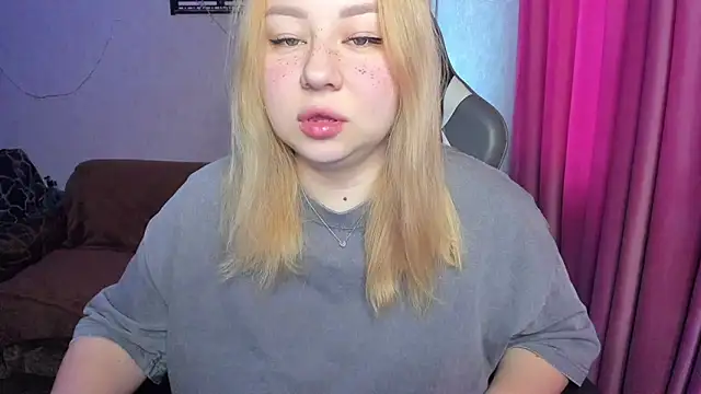 Snapshot of Milafoxxxy chatting on 12, 11, 2025 Milafoxxxy online show from 12, 11, 2025